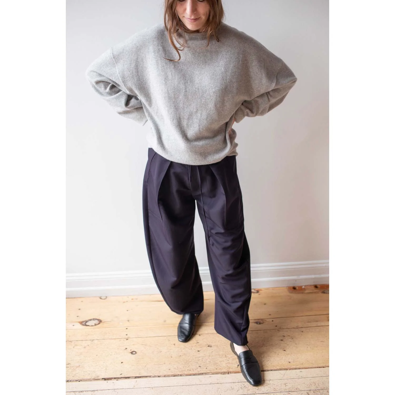 Extreme Cashmere Tes in Navy - Image 13