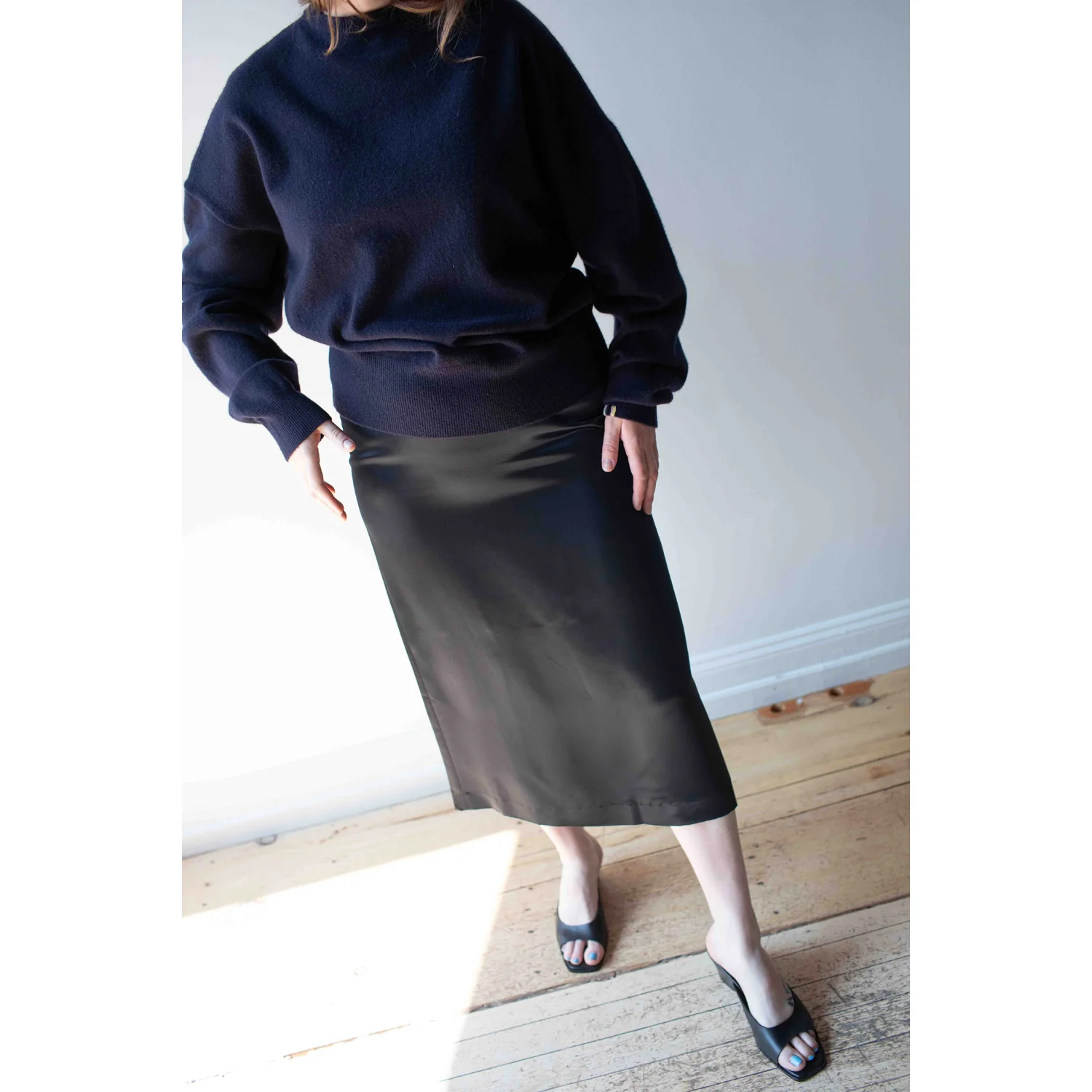Extreme Cashmere Tes in Navy - Image 4
