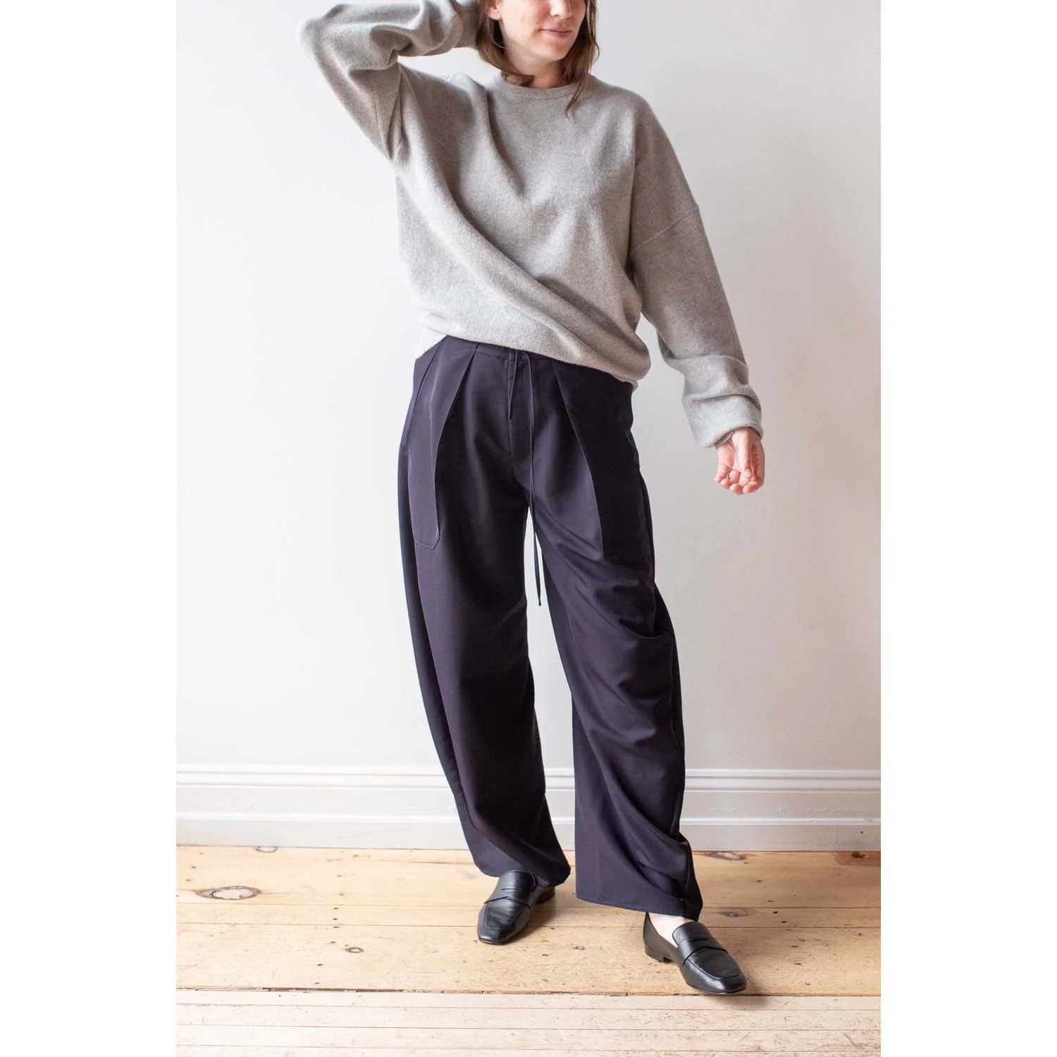 Extreme Cashmere Tes in Navy - Image 8