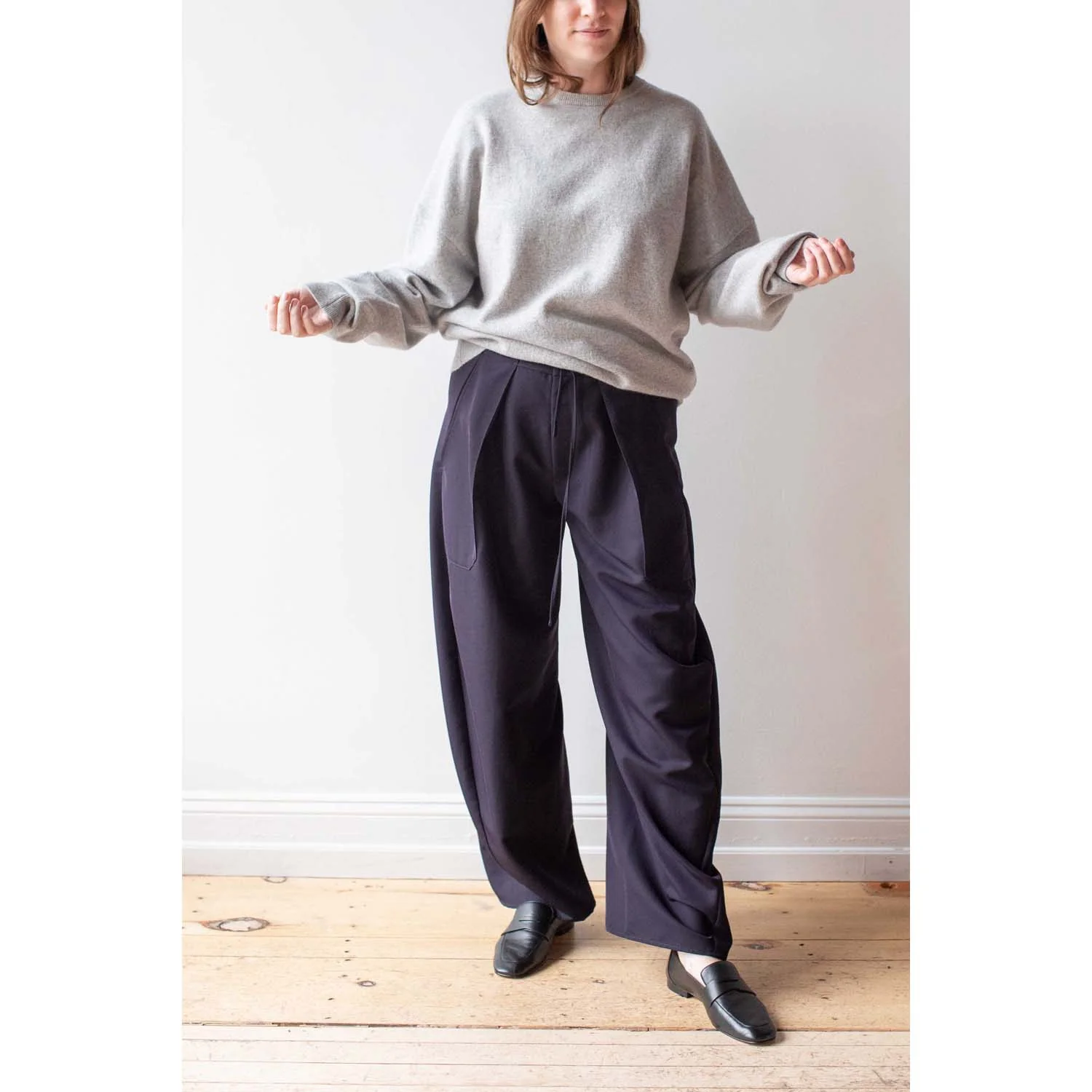 Extreme Cashmere Tes in Navy - Image 9